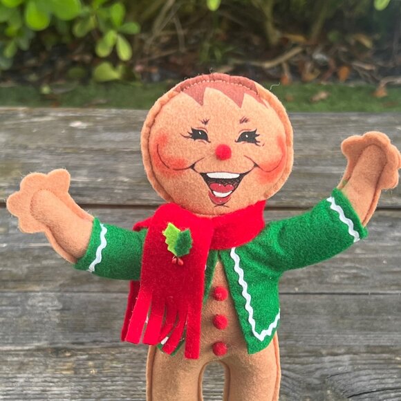 Annalee Christmas Gingerbread Man Boy Red Scarf 2011 Tag Attached Stand - Picture 2 of 8